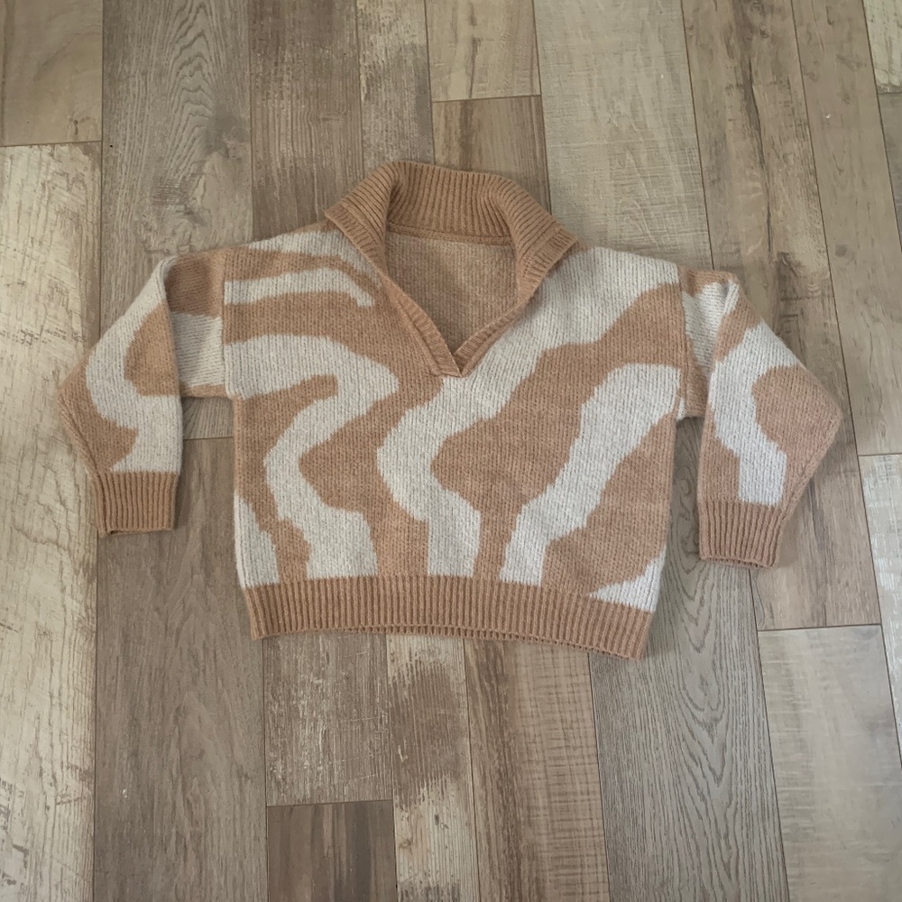 small/medium fleece jumper tan and white